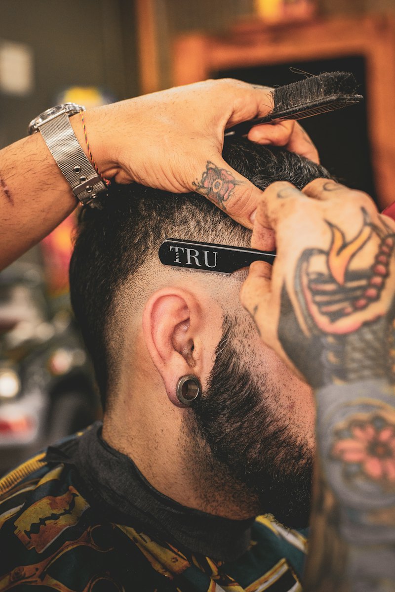 Barber beim Bartschnitt