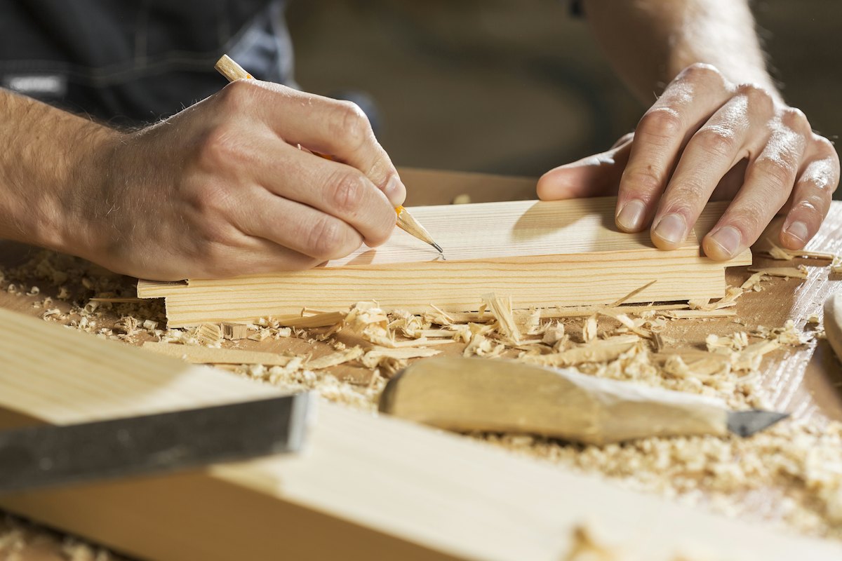 Anreißen eines Holzbretts in der Werkstatt